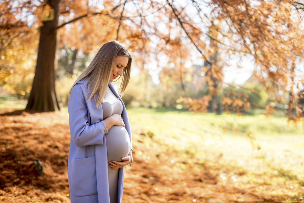 Useful tips to cope with pregnancy in autumn: from exercise to the right outfit
